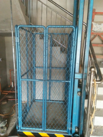 滄州國(guó)際機(jī)電五金城采購(gòu)導(dǎo)軌式升降貨梯